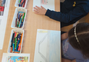 Dzieci malują obrazki - symbole kojarzące im się z Wielką Brytanią.