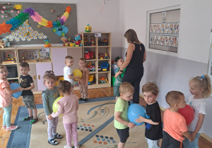 Dzieci z grupy Biedronki tańczą w parach z balonami.