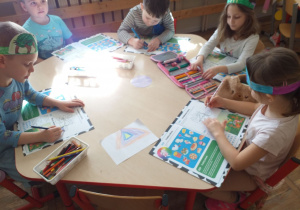 Dzieci kolorują obrazki produktów pochodzących od mleka.