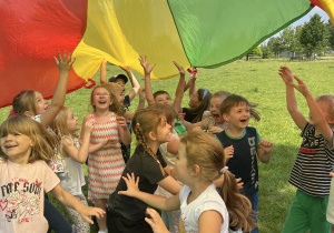 Dzieci z grupy „Smerfy” podczas zabaw na dworze.