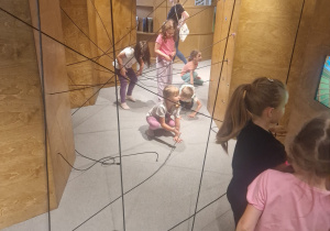 Dzieci przechodzą przez pajęczynę wykonaną z lin.