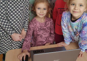 Dzieci zapoznają się z budową laptopa.