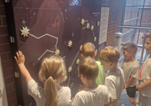 Dzieci z grupy Odkrywcy grają w grę zręcznościową "Konstelacje Gwiazd".