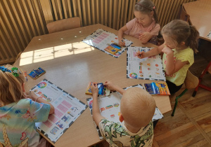 Dzieci z grupy Słoneczka wykonują zadania realizując projekt ,,Dzieciaki Mleczaki".