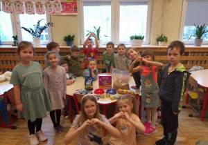Dzieci z grupy Tropiciele uczestniczą w akcji "Zbiórka dla Schroniska dla Bezdomnych Zwierząt w Bełchatowie".