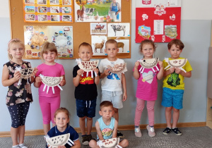 Dzieci z grupy Liski prezentują krowy wykonane z papierowych talerzyków.