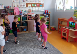 Dzieci z grupy Liski tańczą do teledysku piosenki Szalona Krowa.