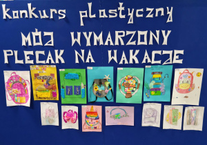 Na zdjęciu widać parawan z napisem konkurs plastyczny „Mój wymarzony plecak na wakacje” oraz prace konkursowe.