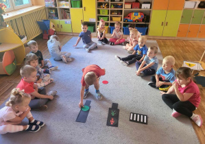 Dzieci poznają zasady bezpiecznego przechodzenia przez jezdnię.