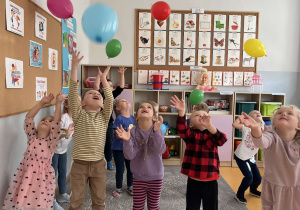 5-latki podczas wspólnej zabawy z balonami.