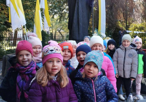 Dzieci przyszły pod pomnik papieża Polaka przynosząc serduszka.