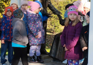 Odkrywcy odwiedzili też pobliski park, oraz rzeźby dawnych właścicieli Bełchatowa.