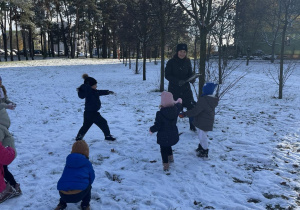 Dzieci rzucają się śnieżkami.