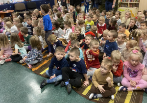 Na zdjęciu widzimy grupy przedszkolne, dla których zostało przygotowane przedstawienie.