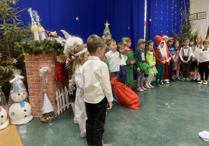 Na zakończenie przedstawienia dzieci śpiewają polską wersję piosenki „Merry Christmas”.