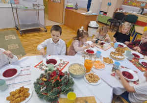 Dzieci zajadają barszczyk czerwony.