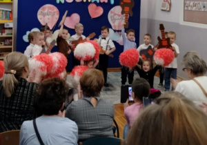 Dzieci z grupy „Słoneczka” wykonujący układ choreograficzny przygotowany specjalnie dla ukochanych dziadków.