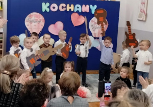 Chłopcy z grupy „Słoneczka” grają na gitarach.