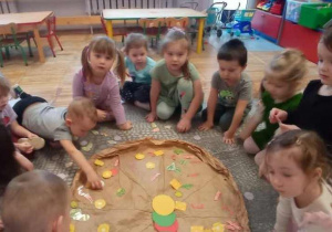 Dzieci z grupy Stokrotki uczą się kolorów podczas Dnia Pizzy.