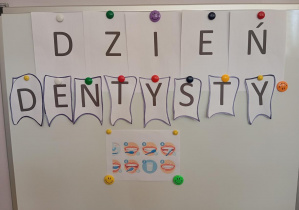 Na tablicy widzimy napis p.t.: „Dzień Dentysty.