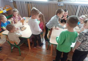 Wspólny poczęstunek dzieci z grupy „Słoneczka” przygotowany z okazji Dnia Kobiet.