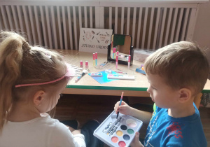 Dziewczynka ma robiony makijaż przez kolegę z grupy „Słoneczka” w „Salonie Piękności”.