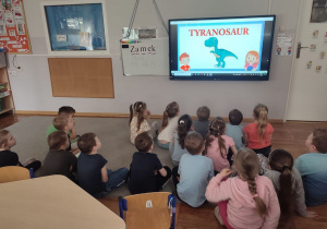 Pszczółki oglądają film edukacyjny o dinozaurach.