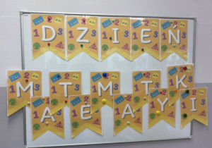 Na zdjęciu widzimy napis „Dzień Matematyki”.