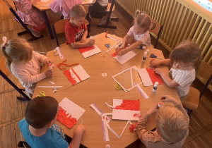 Dzieci z grupy Żabki wykonują flagę Polski.