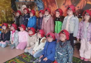 Zajęcia małych strażaków w sali edukacyjnej.