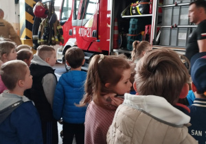 Ależ tu ciekawie, ile sprzętu w różnych schowkach tego samochodu.