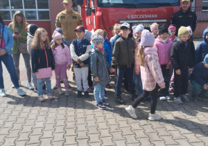 Ależ ten czas szybko minął ,na zakończenie spotkania wspólne zdjęcie ze strażakami i wozem.