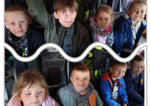 Kolaż z przedszkolakami siedzącymi w wozie strażackim.