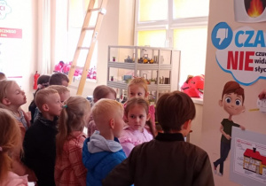 Dzieci oglądają symulator czujnika czadu.