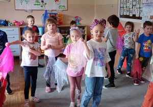 Dzieci z grupy Tropiciele w trakcie zabaw muzyczno – ruchowych z wykorzystaniem chust.