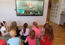 Dzieci z grupy Odkrywcy oglądają film edukacyjny o czystym powietrzu