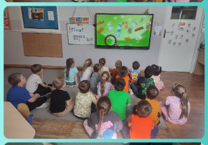 Kolaż zdjęć dzieci z grupy "Pszczółki" podczas realizacji zadań z projektu ekologicznego Skąd biorą się produkty ekologiczne?"