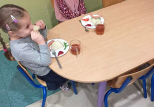 Dzieci zajadają pyszne kiełbaski - ulubioną potrawę Niemców.