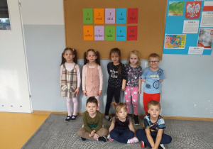 Dzieci uczą się liczyć po niemiecku do 10.