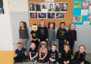 Dzieci poznają słynnego geniusza - Alberta Einsteina.