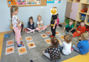 Pierwszy Dzień Jesieni - zabawa ruchowa „Lustro”.