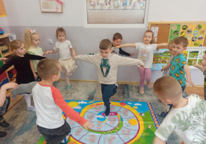 Dzieci z grupy Słoneczka wykonują ćwiczenia ruchowe.