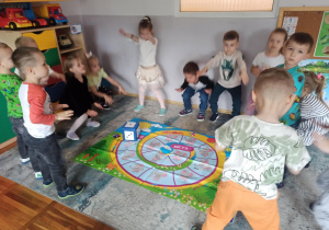 Dzieci z grupy „Słoneczka” podczas zabawy ruchowej.