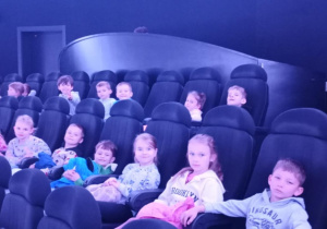 Dzieci czekają w sali Planetarium na zajęcia.