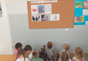 Zdjęcie przedstawia dzieci rozmawiające na temat dzieci niesłyszących i jąkających się. Poznają różne sprzęty ułatwiające dzieciom niesłyszącym słyszenie. Poznają różne sposoby komunikacji.