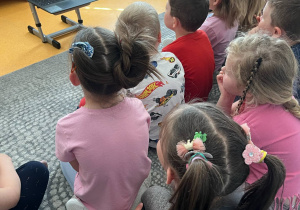 Zdjęcie przedstawia dzieci oglądające film edukacyjny związany z obchodami Światowego Dnia Pokoju.