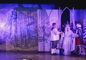 Spektakl teatralny pt. „Królowa Śniegu” w wykonaniu Katolickiego Teatru Edukacji z Krakowa.