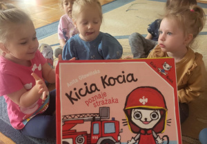 Czytanie bajki „Kicia Kocia poznaje strażaka”.