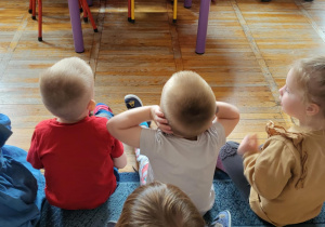 „Biedronki” podczas oglądania bajki „Kicia Kocia”