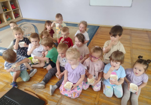 Dzieci oglądają bajkę.